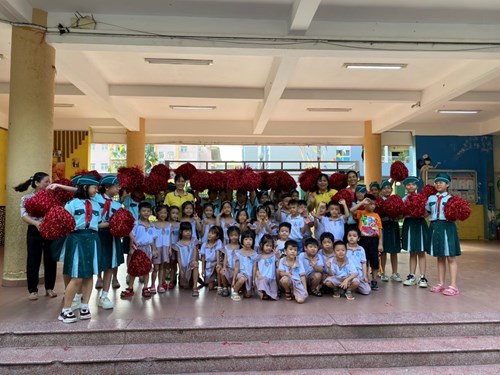 Hoạt động tham quan trường Tiểu học của các bé lớp Lá 3.