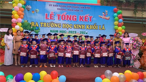 Lễ tổng kết năm học và lễ ra trường của các bé lớp Lá 3.