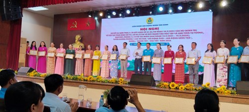 Tuyên dương tập thể trong học tập, làm theo lời Bác.