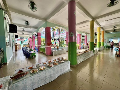 Tổ chức tiệc Buffet cho trẻ tại trường.