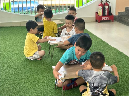Bé học kỹ năng lau bàn