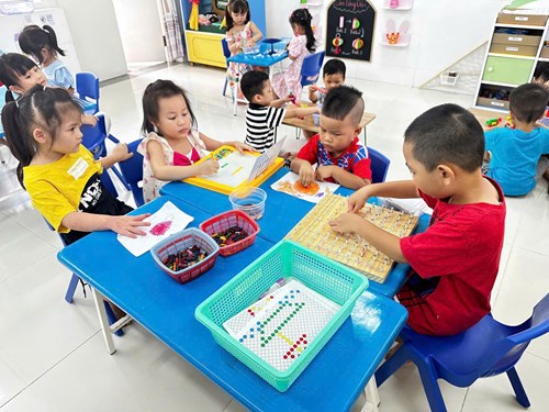 Hoạt động vui chơi trong lớp của bé