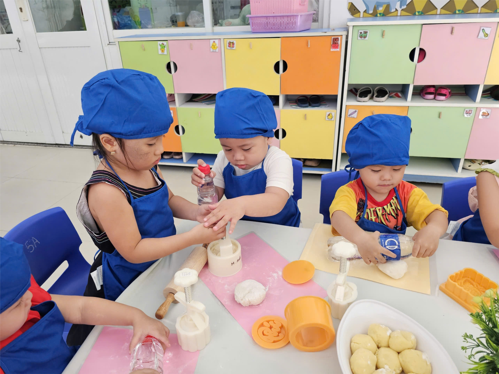 Các bé làm bánh ngày Trung Thu