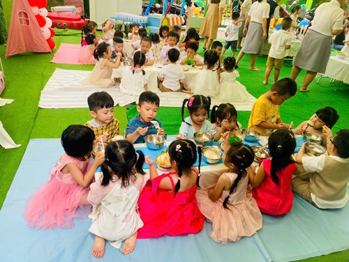 Bé chơi picnic và sinh nhật bé tháng 9, 10