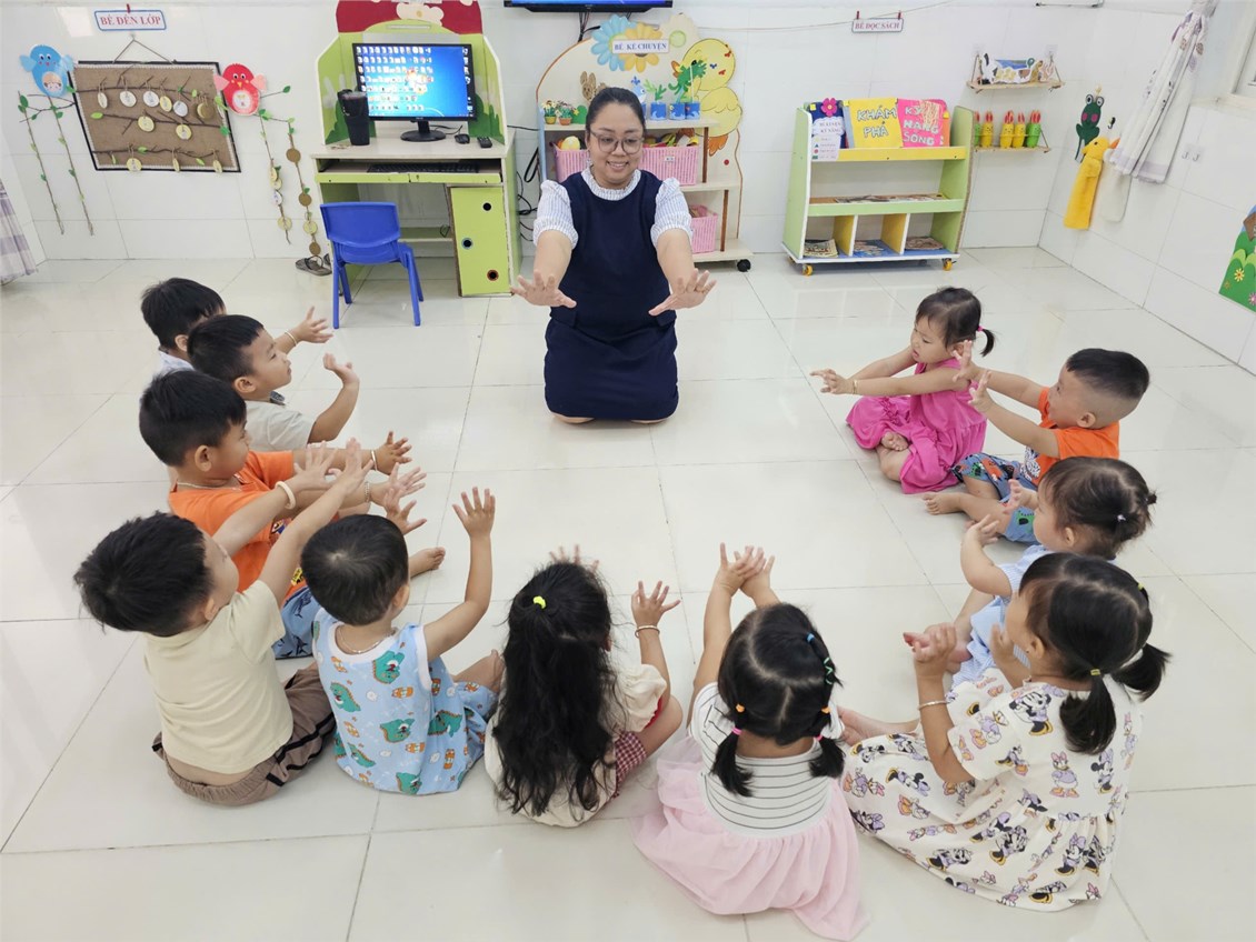 Bé học toán   Nhận biết tay phải, tay trái 