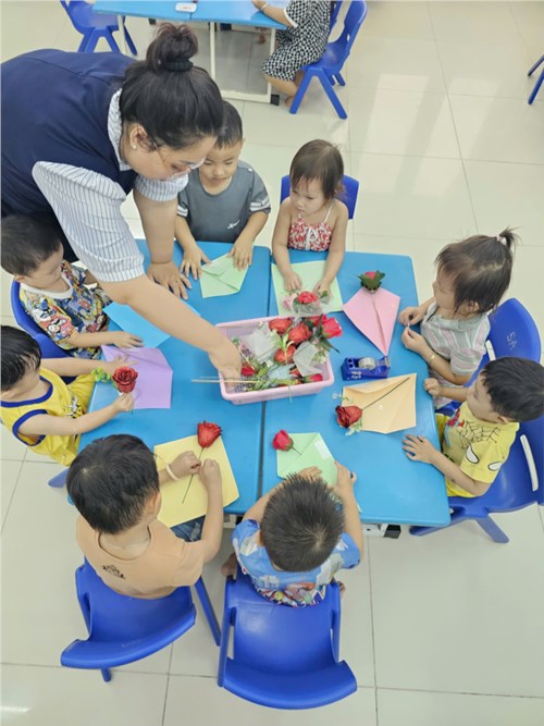 Các bé gấp bó hoa tặng mẹ ngày 20-10