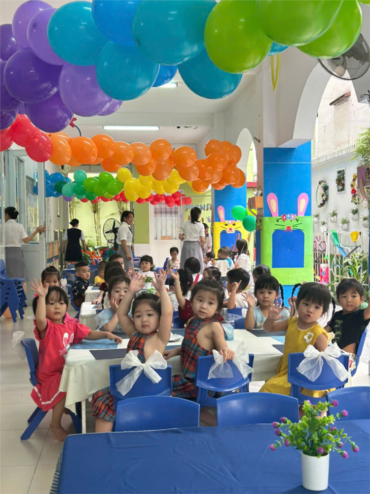 bé vui picnic - sinh nhat các bé tháng 9, 10 /2024