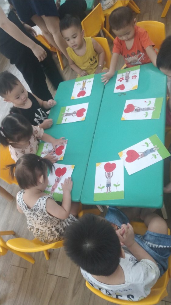 Bé làm thiệp tặng mẹ ngày 8/3