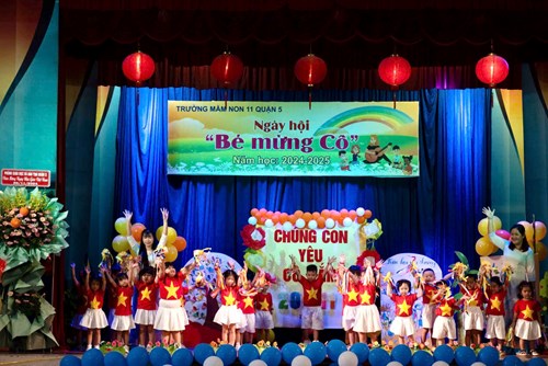 Liên khúc “Ngày đầu tiên đi học” và dân vũ “Cờ đỏ sao vàng” do các bạn lớp chồi 1 thể hiện