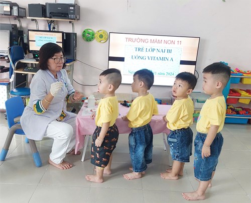 Các bé lớp Naibi (trẻ dưới 36 tháng) uống Vitamin A.