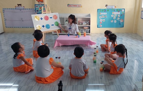 Giờ học Pha màu- Lớp 3-4 tuổi
