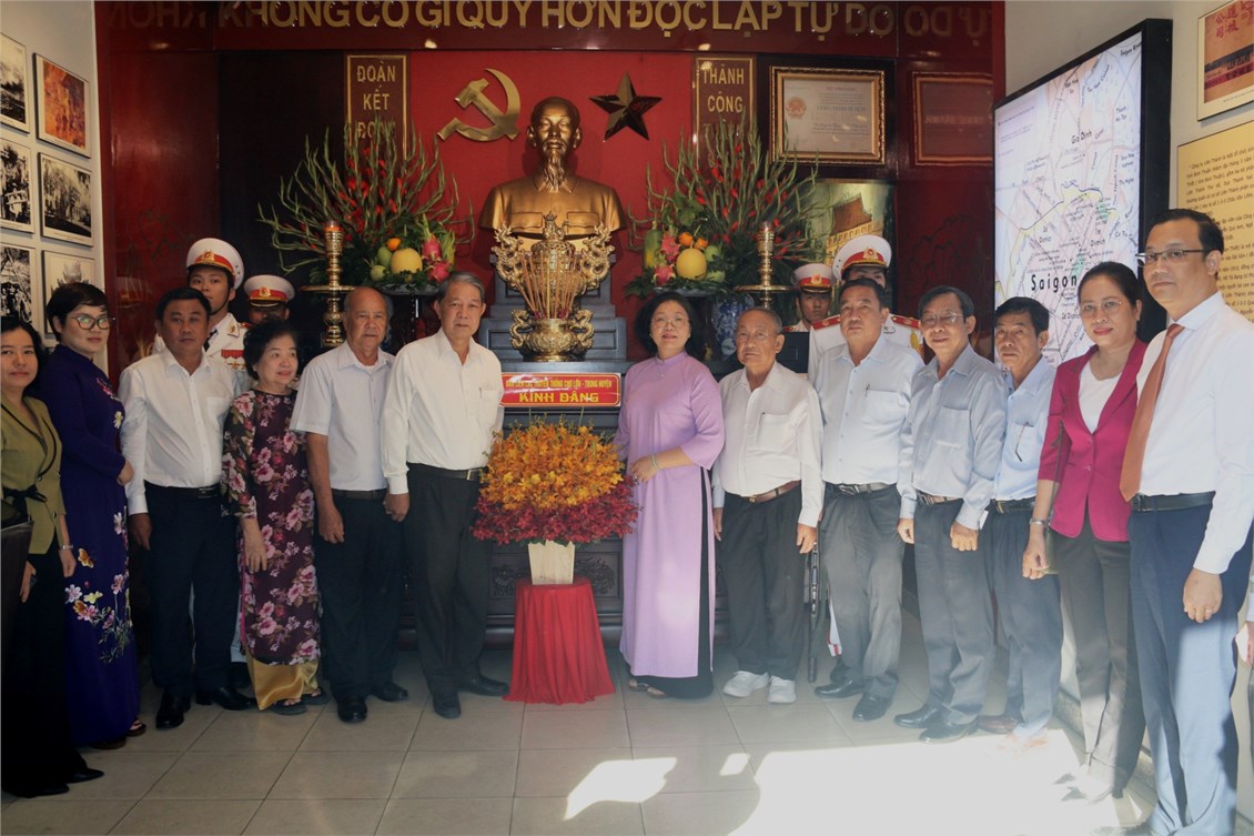 Ban liên lạc truyền thống chợ lớn – trung huyện dâng hương, dâng hoa tại nhà lưu niệm bác hồ, thăm và tặng quà mẹ việt nam anh hùng, thương binh nặng, cựu tù chính trị tại quận 5