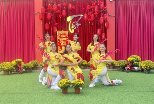 Tiết mục  Tết đến xuân về  do các giáo viên biểu diễn