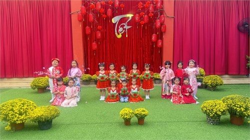 Tiết mục  Xuân ơi ở lại chơi  do các bé khối Lá biểu diễn