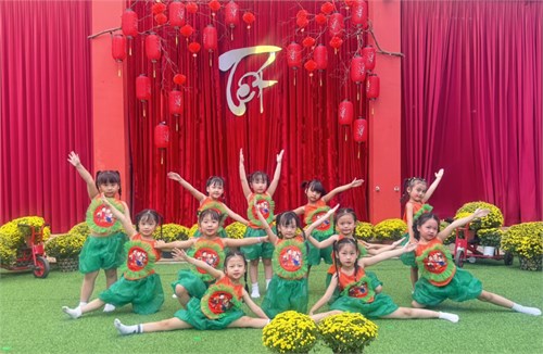Tiết mục mashup  Đi về nhà - Về quê ăn tết - Bé đón tết sang  do các bạn nhịp điệu biểu biễn