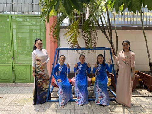 Khối công nhân viên  Hưởng ứng tuần lễ áo dài 