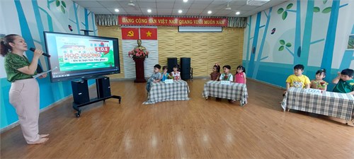 Phối hợp cùng chuyên môn tổ chức cho trẻ xem video về Phòng chống bạo lực trẻ em
