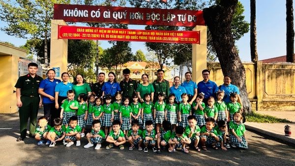 Trường Mầm Non 12 Quận 3 đến tham quan các Chiến sĩ tại Tiểu đoàn Tăng Thiết Giáp/ Phòng tham mưu/ Bộ tư lệnh Thành phố Hồ Chí Minh.