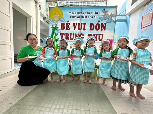 Bé vui hội trăng rằm