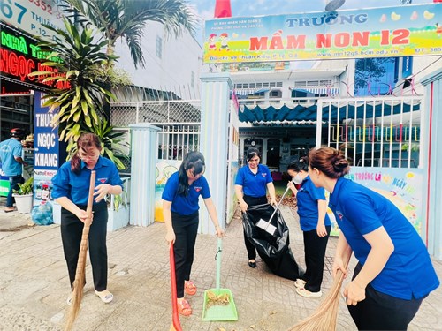 Chi đoàn Mầm non 12 đã tổ chức hoạt động hưởng ứng tháng Thanh niên năm 2024 với chủ đề  Thanh niên xung kích tình nguyện vì cuộc sống cộng đồng  tại đơn vị.