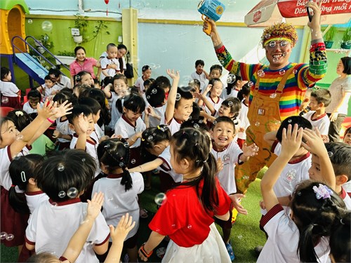 Các bé được xem chương trình kịch, múa rối, xiếc do nhà hát nghệ thuật Phương Nam biểu diễn tại trường Mầm non 12 và được giao lưu với chú hề thật vui...