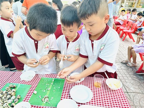 Các bé tham gia tiệc Buffet mừng xuân Giáp Thìn 2024 cùng cô và các bạn thật vui...vui...