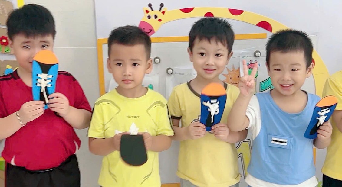 Lớp Chồi 3: Bé tập xỏ dây giầy