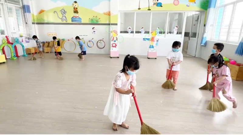 Lớp Chồi 3: Các bé cùng làm vệ sinh phòng thể chất