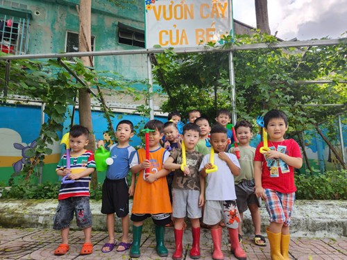 Hoạt động chăm sóc vườn rau 
Lớp chồi 4