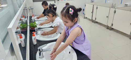 Nào mình cùng rửa tay cùng các bé lớp chồi 4