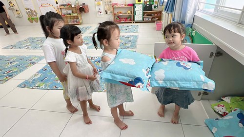 Hoạt dộng tổ chức giờ ngủ
Lớp Chồi 3