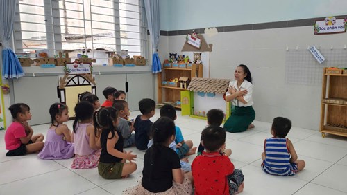 Hoạt động phát triển ngôn ngữ - Bài thơ Bé đến lớp
Lớp Chồi 4