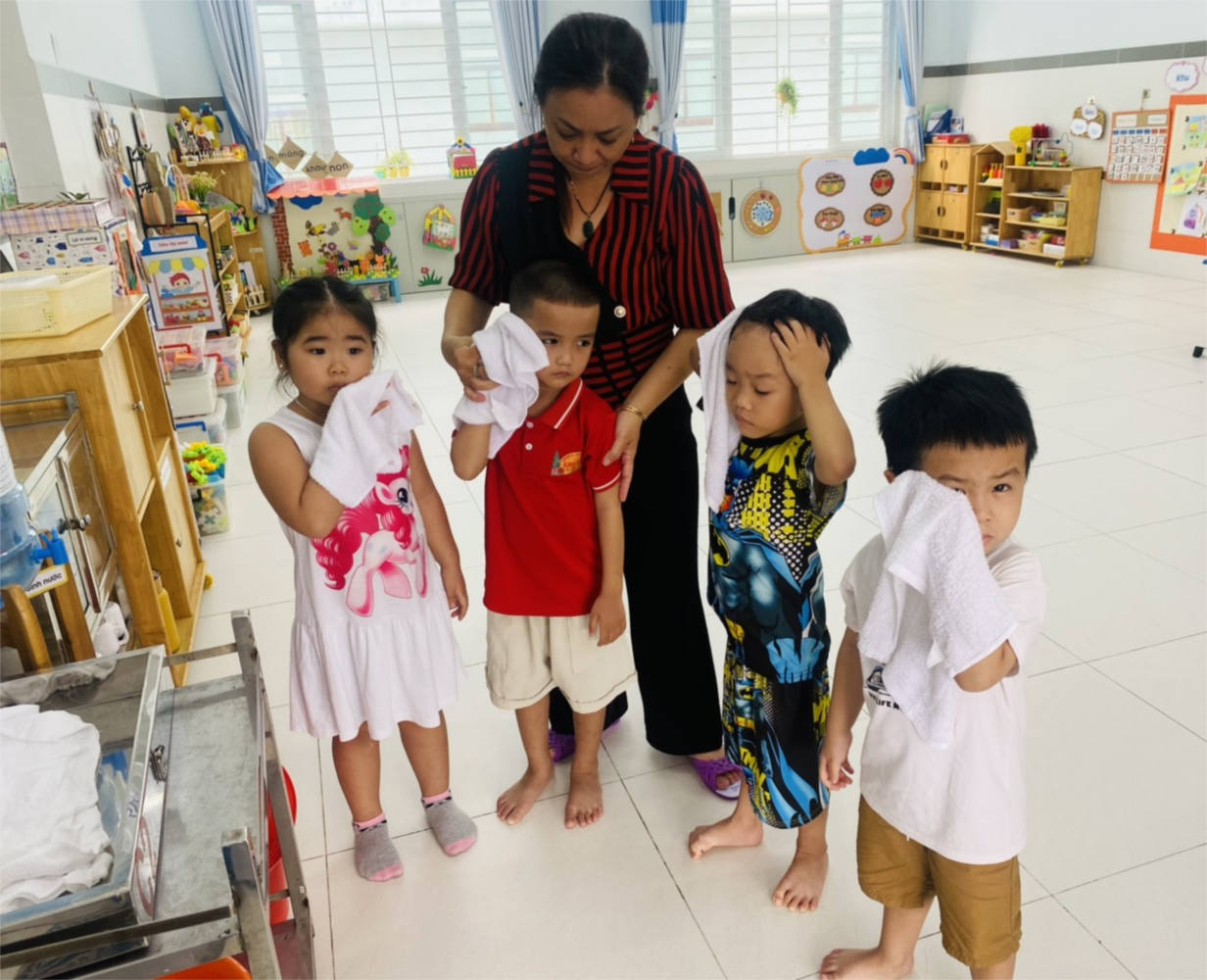 Hoạt động rửa tay, lau mặt
Lớp Chồi 2
