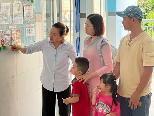 Sởi là một bệnh truyền nhiễm cấp tính do virus sởi gây ra, với các triệu chứng sốt, phát ban, chảy nước mũi, ho, mắt đỏ...