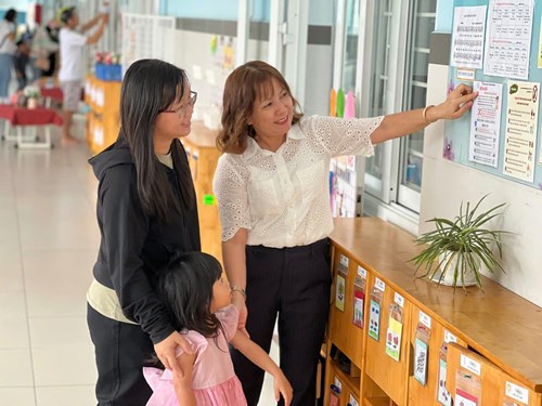Sởi là bệnh truyền nhiễm cấp tính do vi rút sởi gây nên. Bệnh rất dễ lây và gây thành dịch. Bệnh chủ yếu lây qua đường hô hấp do hít phải dịch tiết mũi họng bắn ra, khuếch tán trong không khí hoặc tiếp xúc trực tiếp với đồ vật, chất tiết đường mũi họng của người bệnh