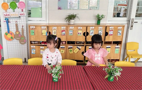 Lớp Chồi 2: Bé cùng bạn phụ giúp cô chuẩn bị bàn ăn