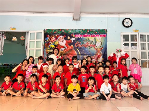Trường Mầm non Phường 13 tổ chức hoạt động bé vui noel cho trẻ.