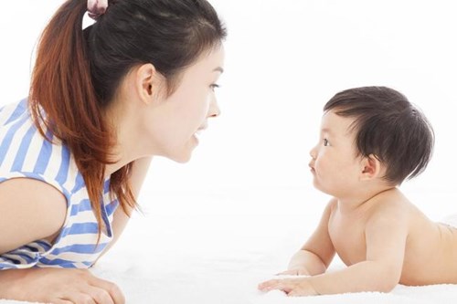 Bé tập nói từ  ạ 