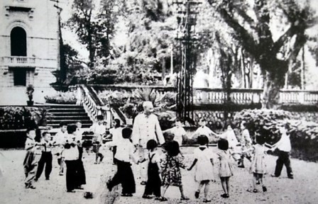 Trong muôn vàn tình thân yêu của Bác dành cho nhân dân, có một tình yêu lớn dành cho thiếu niên nhi đồng.