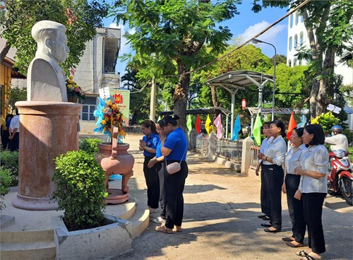 Chi bộ trường mầm non 13 dâng hương đồng chí trần phú - khu trại giam bệnh viện chợ quán.