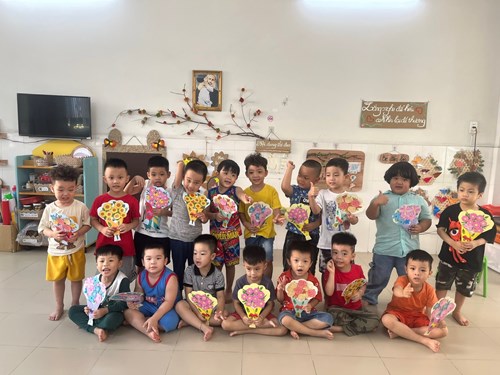 Chồi 5 : Bé làm thiệp hoa tặng mẹ ngày 8/3