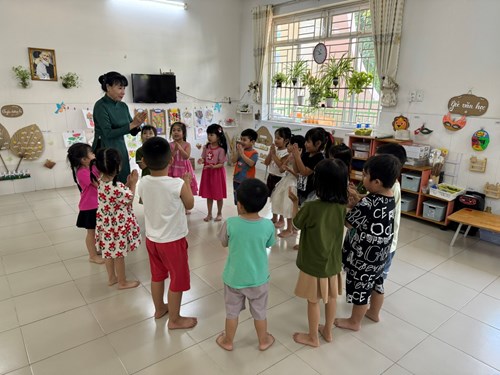 Chồi 2 : Tích cực hưởng ứng tuần lễ mặc áo dài nhân dịp 8/3 “Duyên dáng trong tiết học”