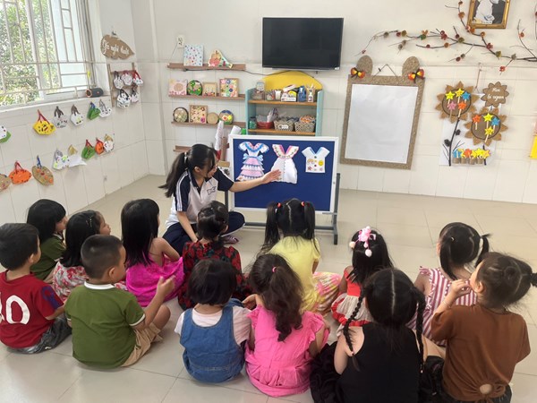 Chồi 5 : Bé học thiết kế thời trang