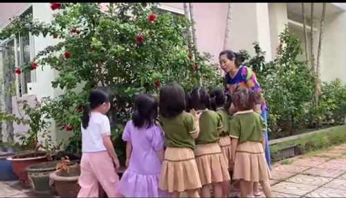 Bé quan sát hoa dâm bụt