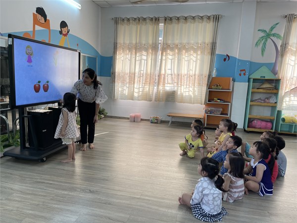 Bé học đếm số lượng trong phạm vi 3