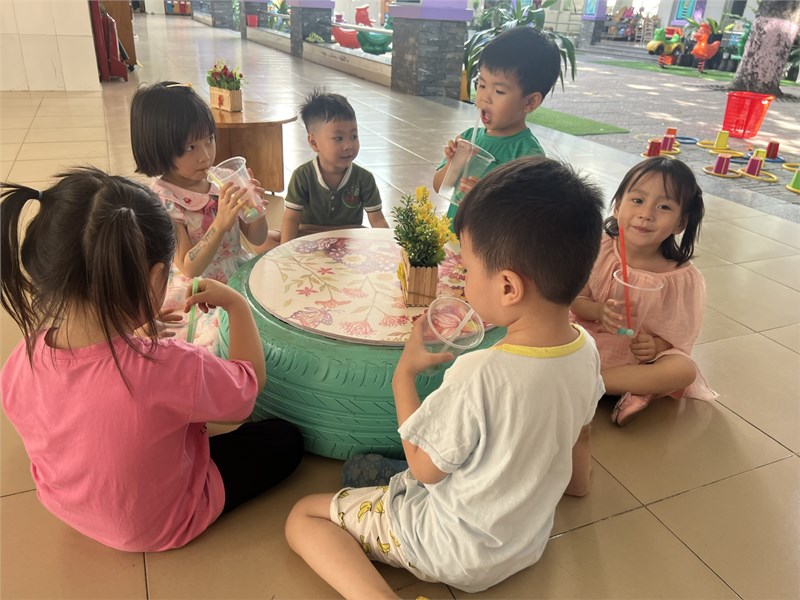 Bé vui chơi ngoài trời
