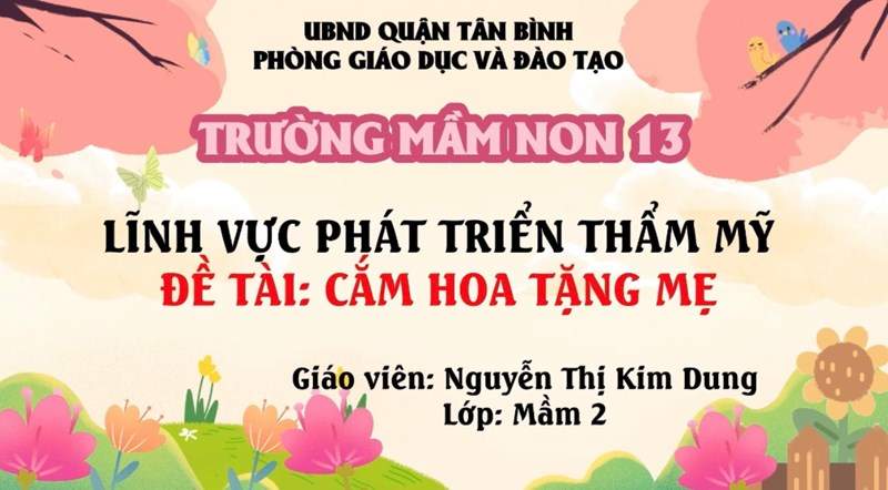 Bé cắm hoa tặng mẹ