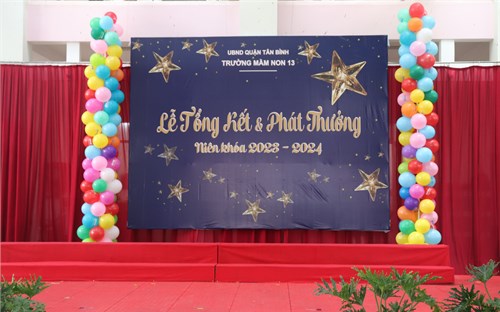 tiết mục gõ trống do các bé khối Chồi trình diễn