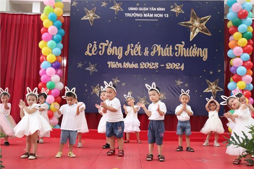 Tiết mụa nhịp điệu : Liên khúc với tay lấy ông mặt Trời do các bé khối Nhà trẻ trình diễn