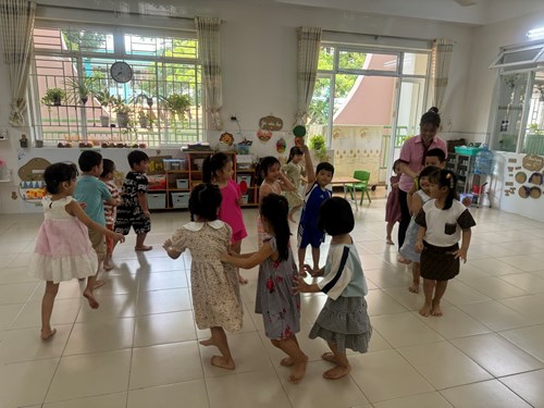 Chồi 2 : Bé tìm hiểu về tín hiệu đèn giao thông
